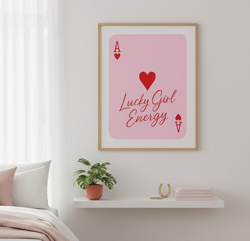 As de Corazones "Lucky Girl Energy". Póster Estético Rosa y Rojo. Impresión de Arte de Pared. Decoración
