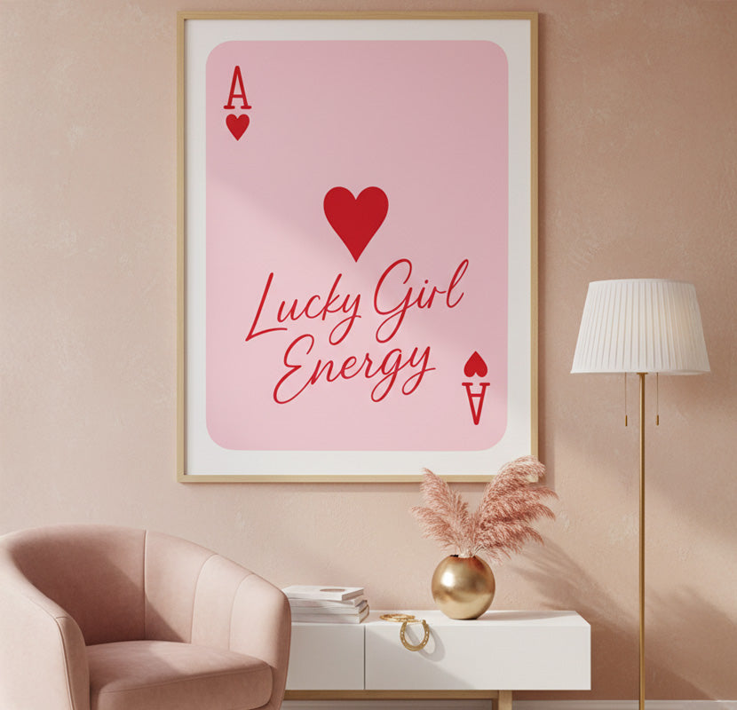 As de Corazones "Lucky Girl Energy". Póster Estético Rosa y Rojo. Impresión de Arte de Pared. Decoración