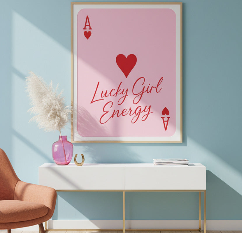 As de Corazones "Lucky Girl Energy". Póster Estético Rosa y Rojo. Impresión de Arte de Pared. Decoración