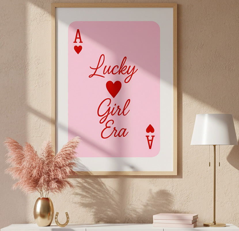As de Corazones "Lucky Girl Energy". Póster Estético Rosa y Rojo. Impresión de Arte de Pared. Decoración